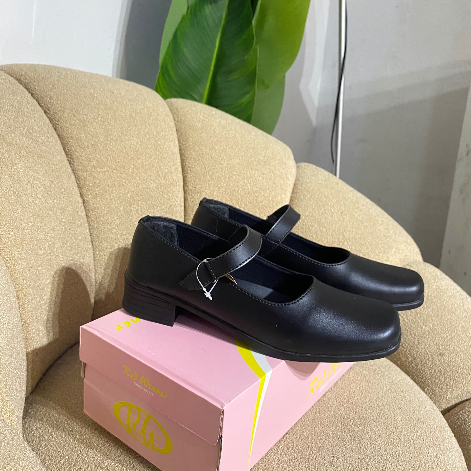 Sepatu pantopel hak wanita