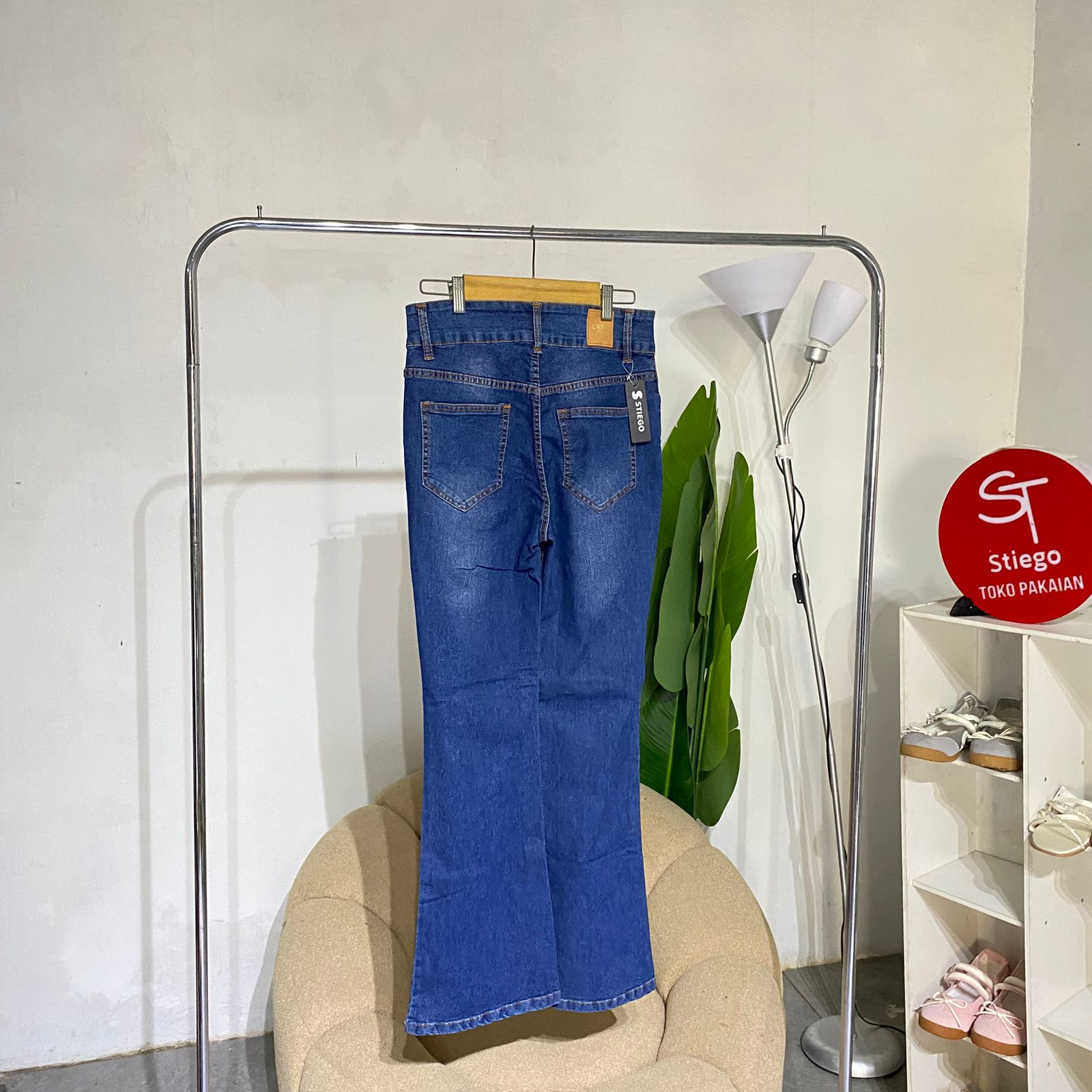 Celana wanita jeans cutbray biru scrube