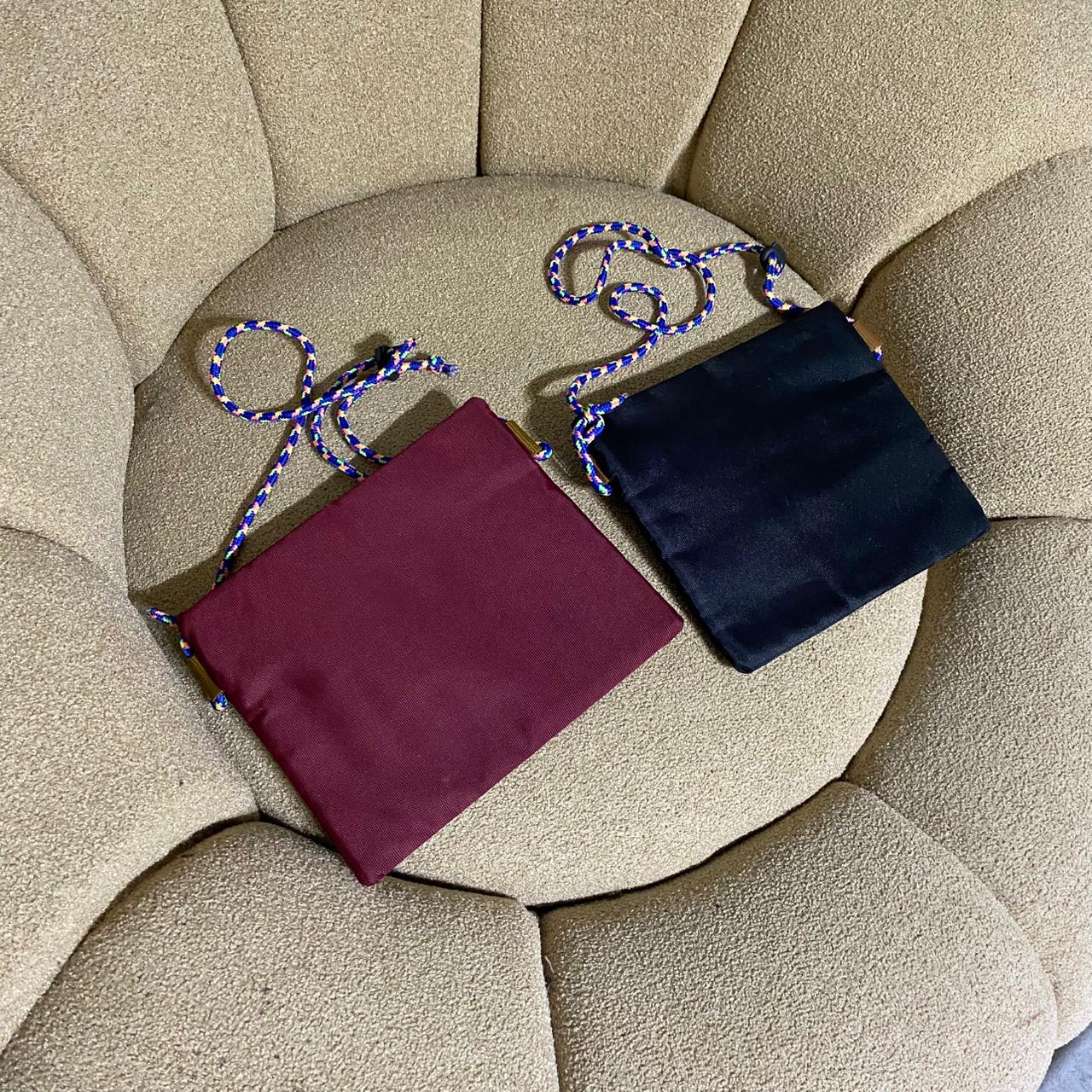 Tas selempang kecil akar