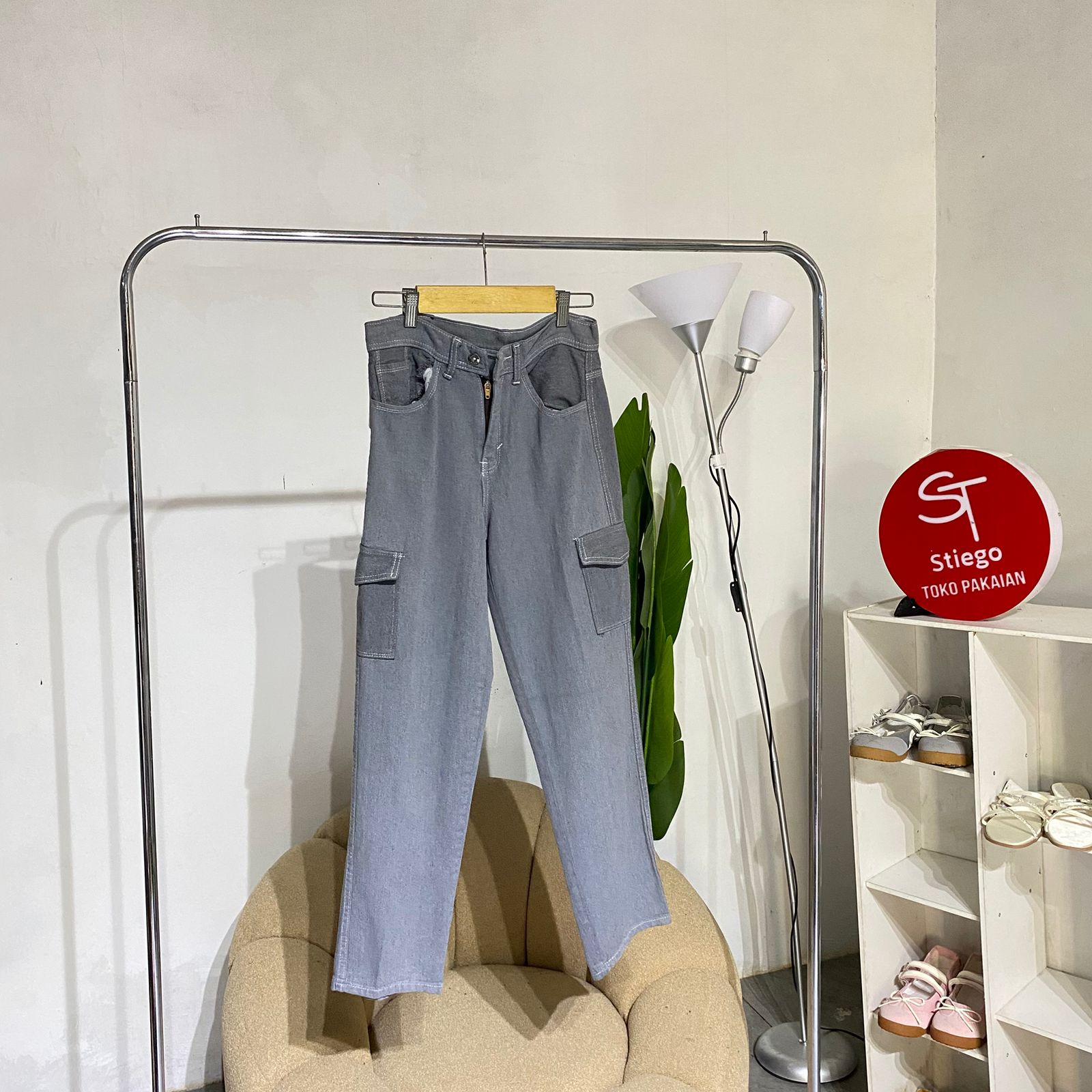 Celana wanita jeans cargo abu