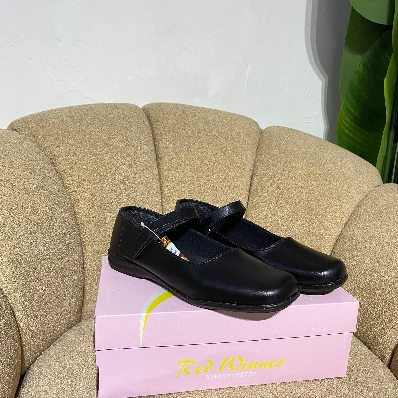 Sepatu pantopel wanita
