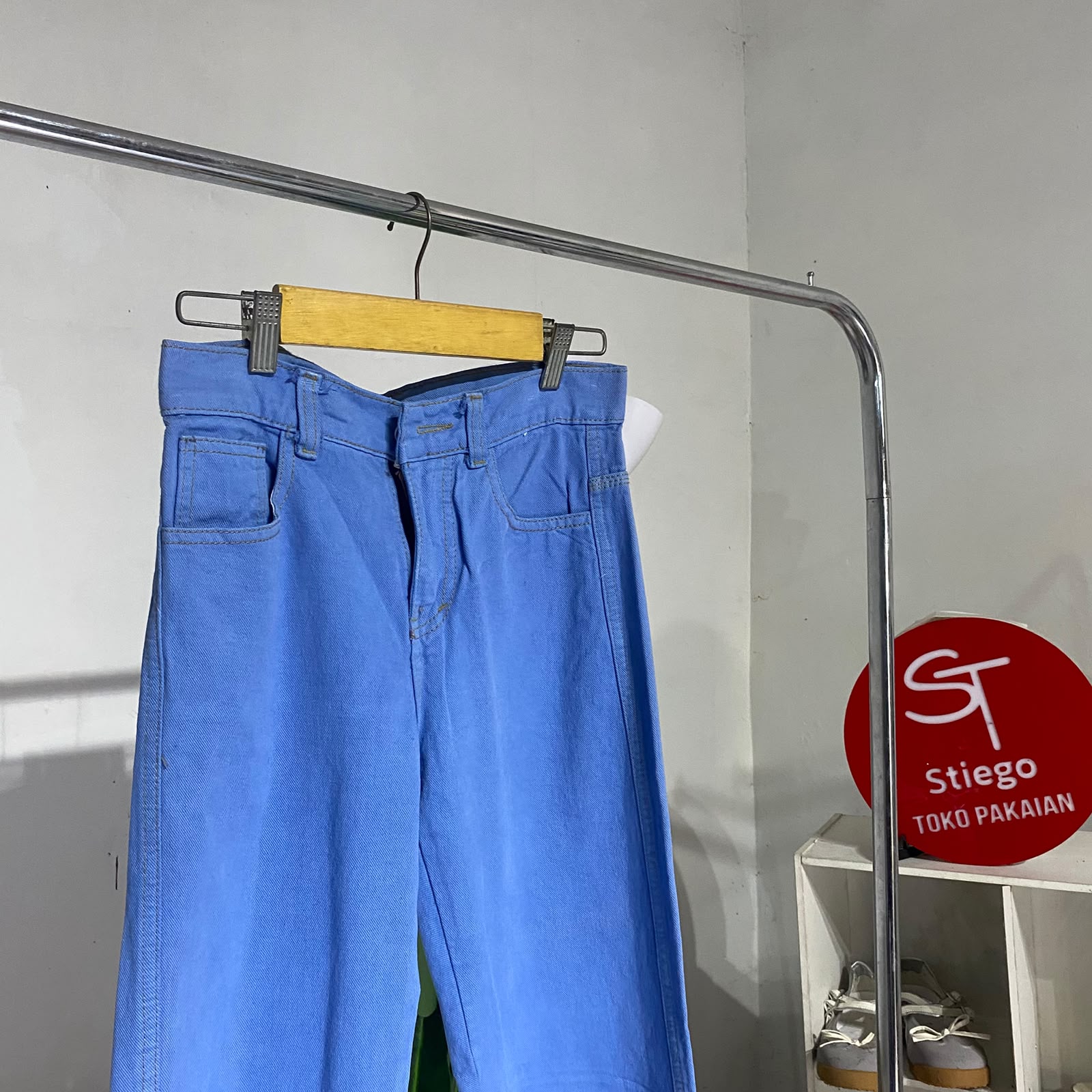 Celana wanita jeans loose biru