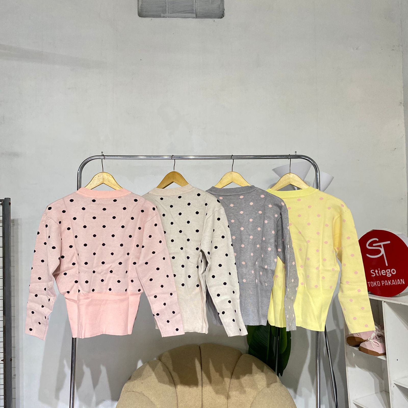 Atasan knit Reynata Crop Blouse Polkadot