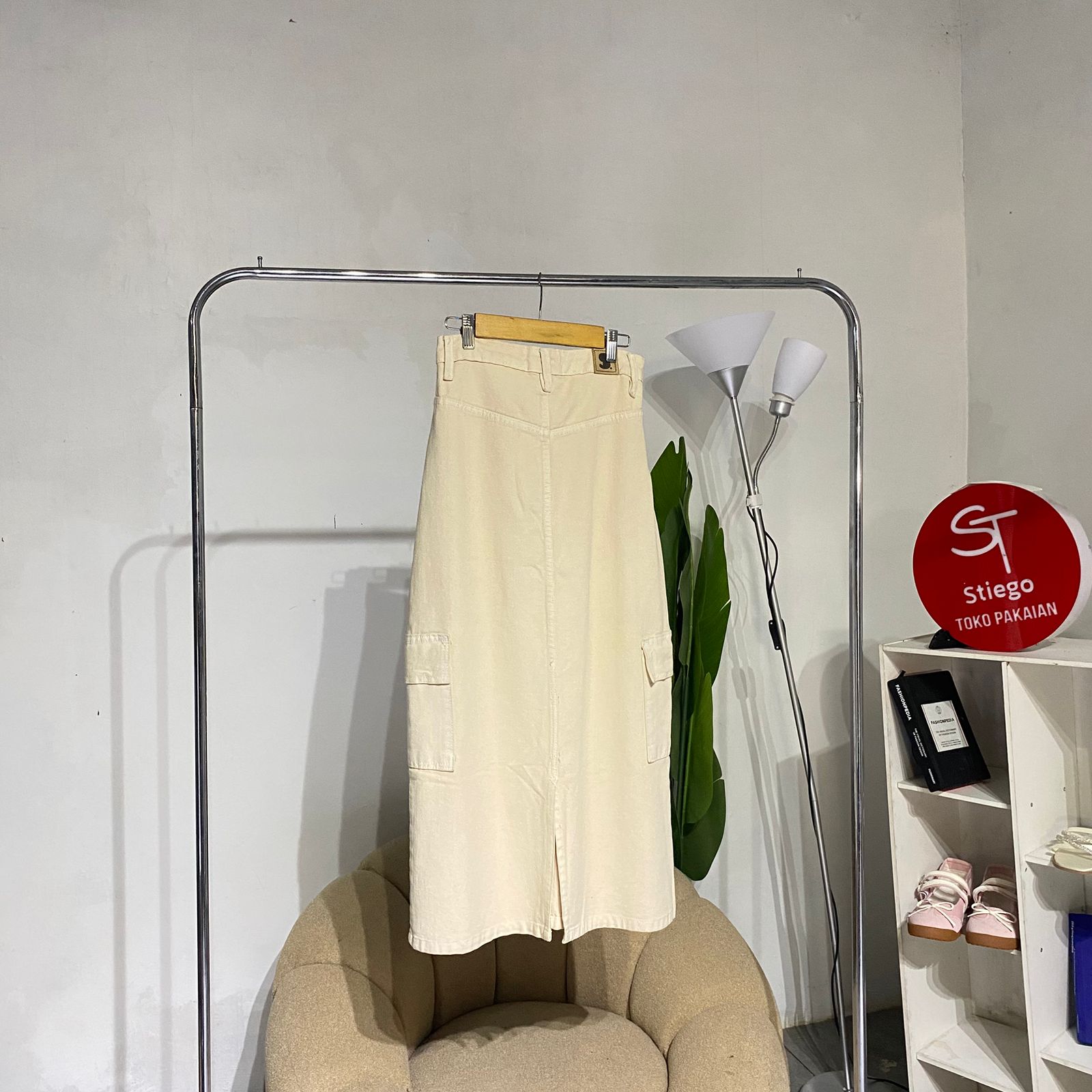 Rok jeans cargo cream wanita