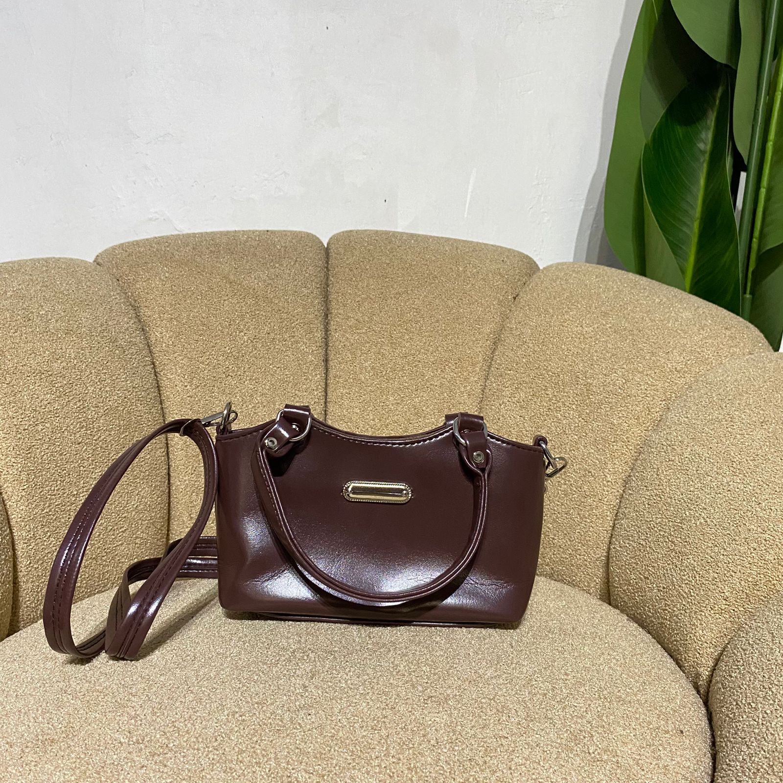 Tas selempang glosy  wanita