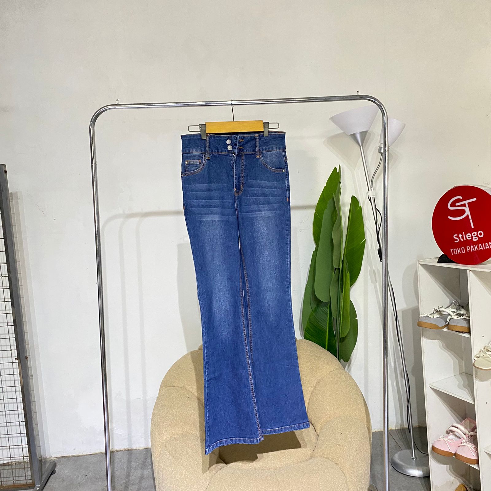 Celana wanita jeans cutbray biru scrube