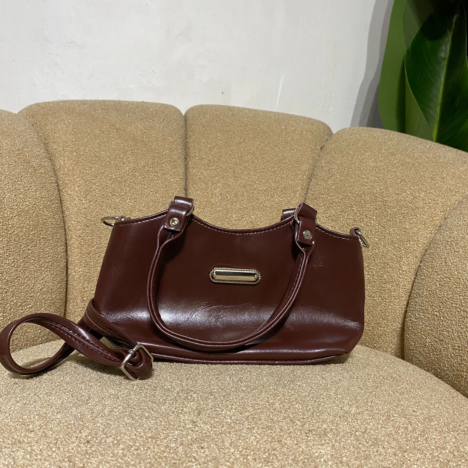 Tas selempang glosy  wanita
