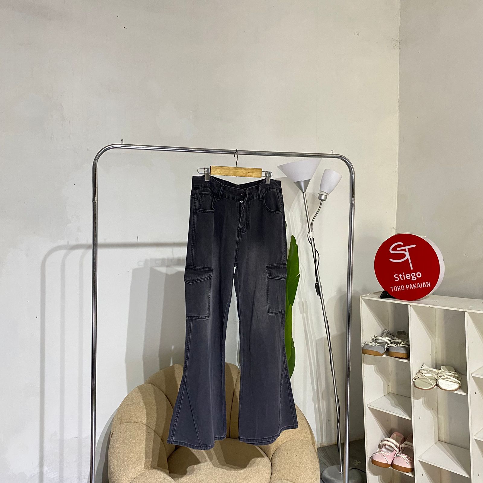Celana wanita jeans cargo cutbray hitam whisker