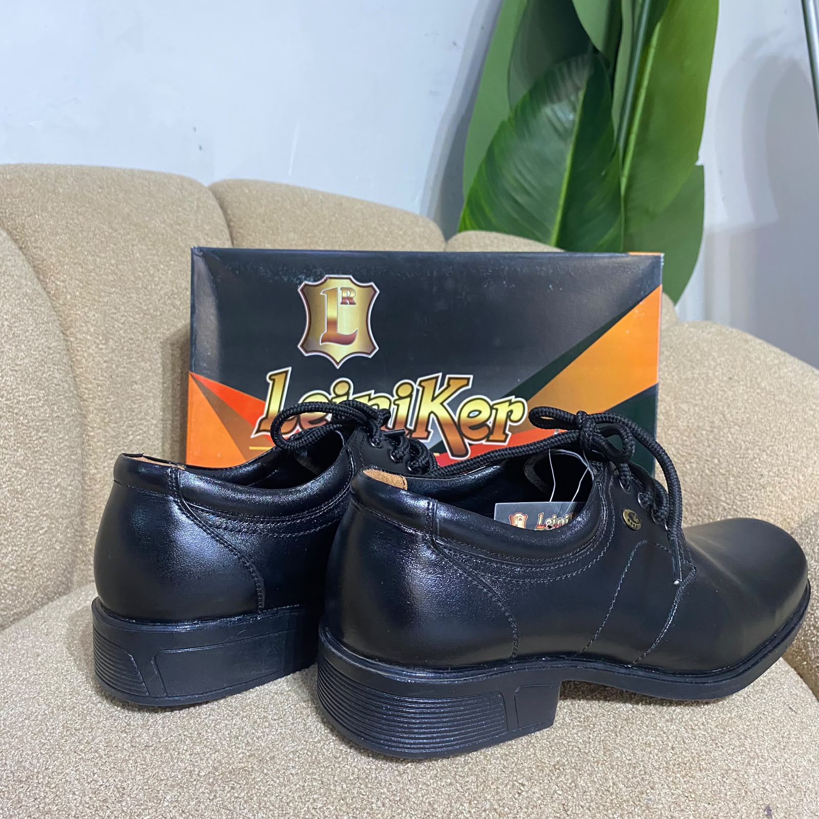 Sepatu pria formal leiniker