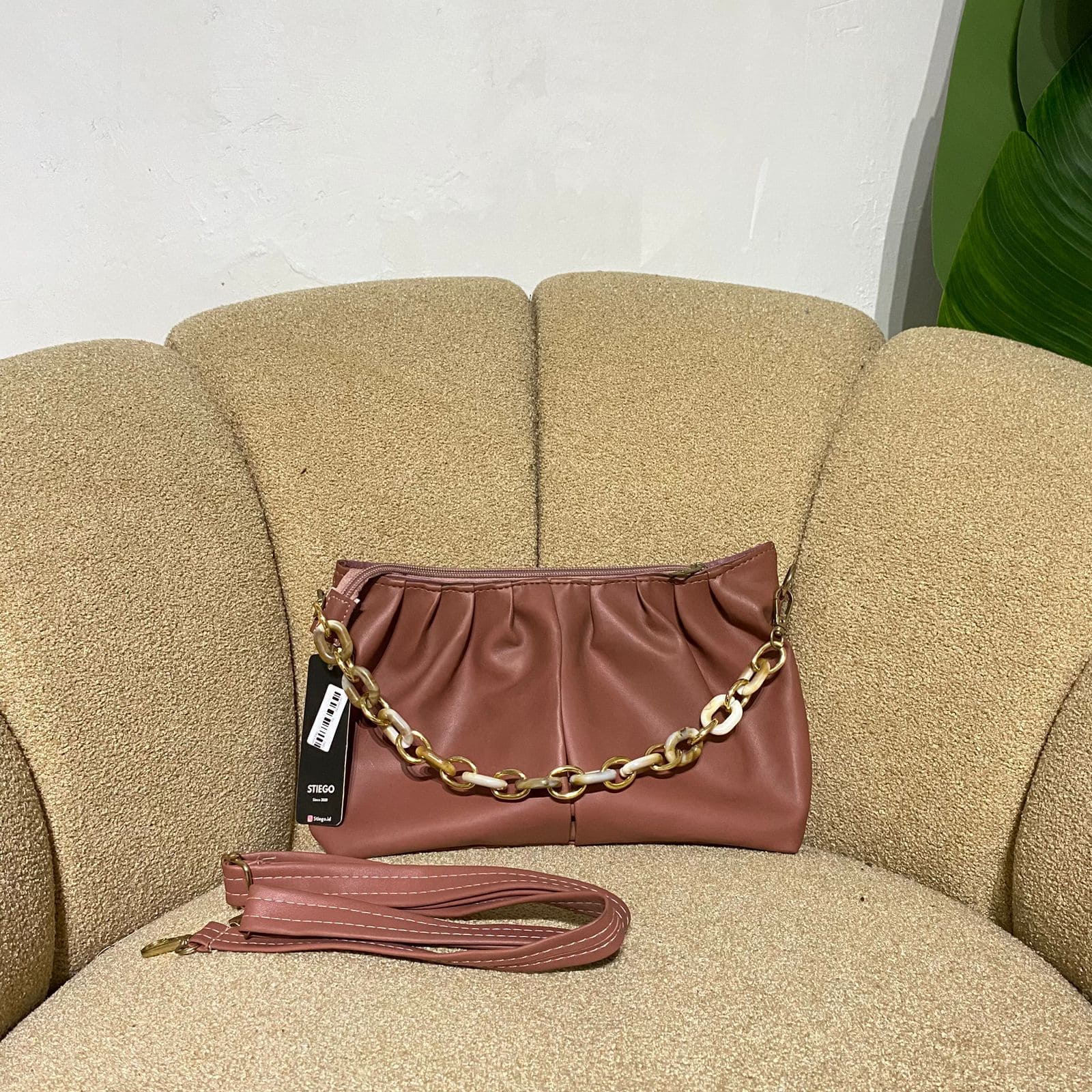 Tas slempang wanita motif lolos