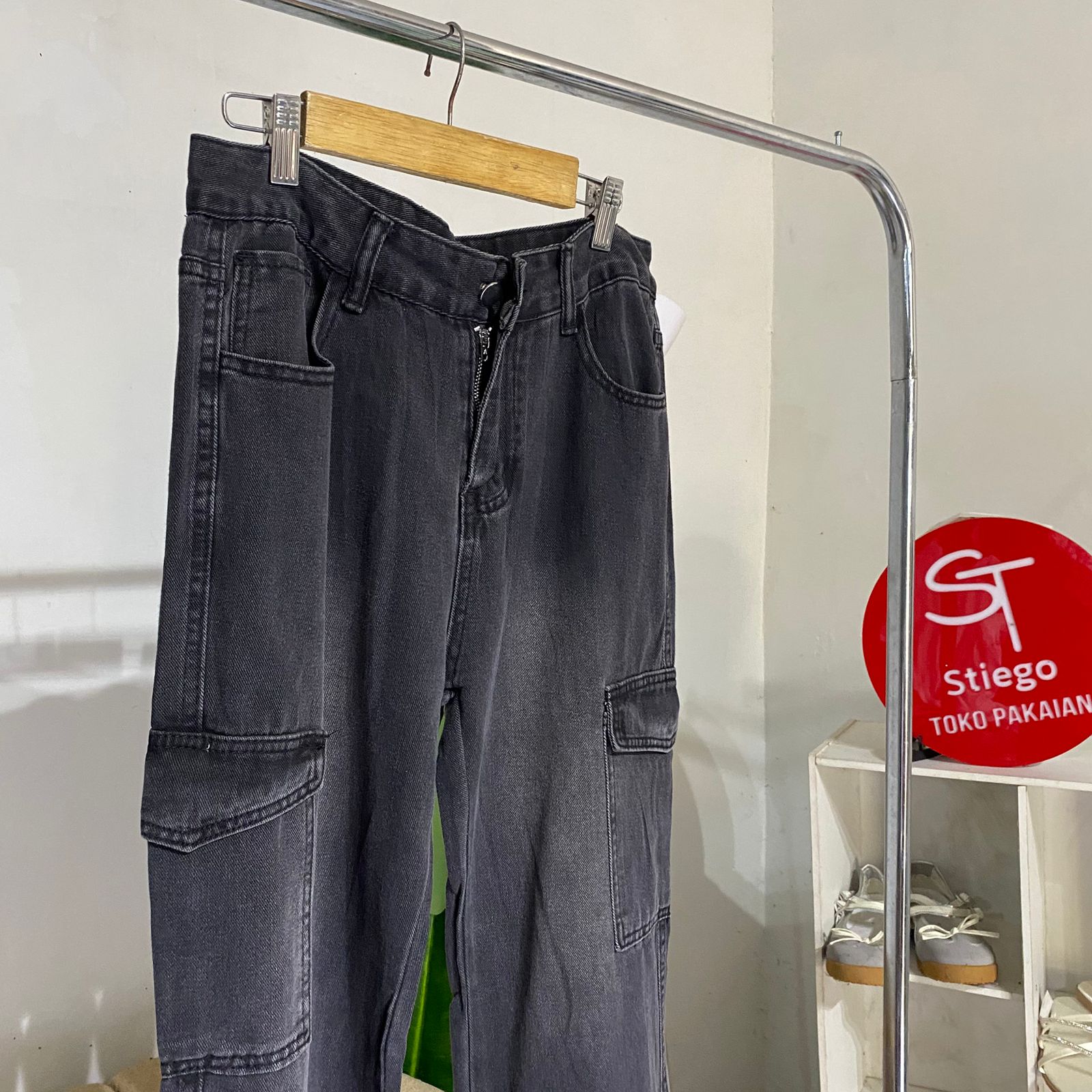 Celana wanita jeans cargo cutbray hitam whisker