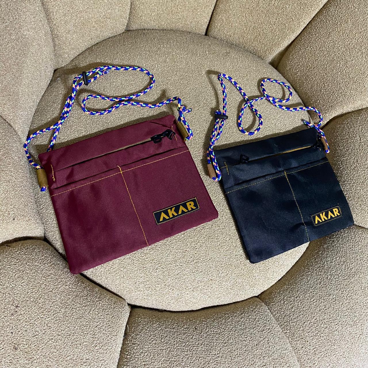Tas selempang kecil akar
