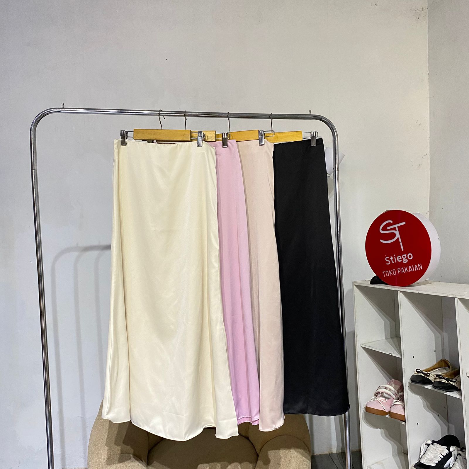 rok wanita satin navala