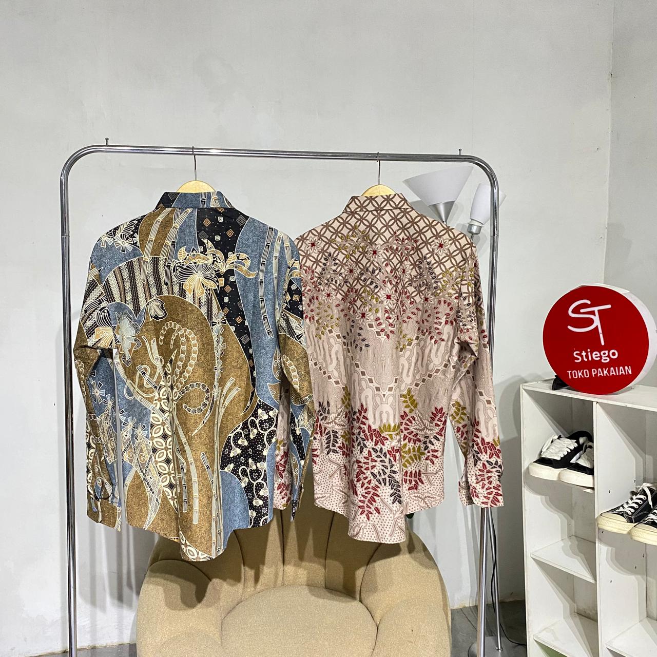 Kemeja batik lengan panjang pria  Persik