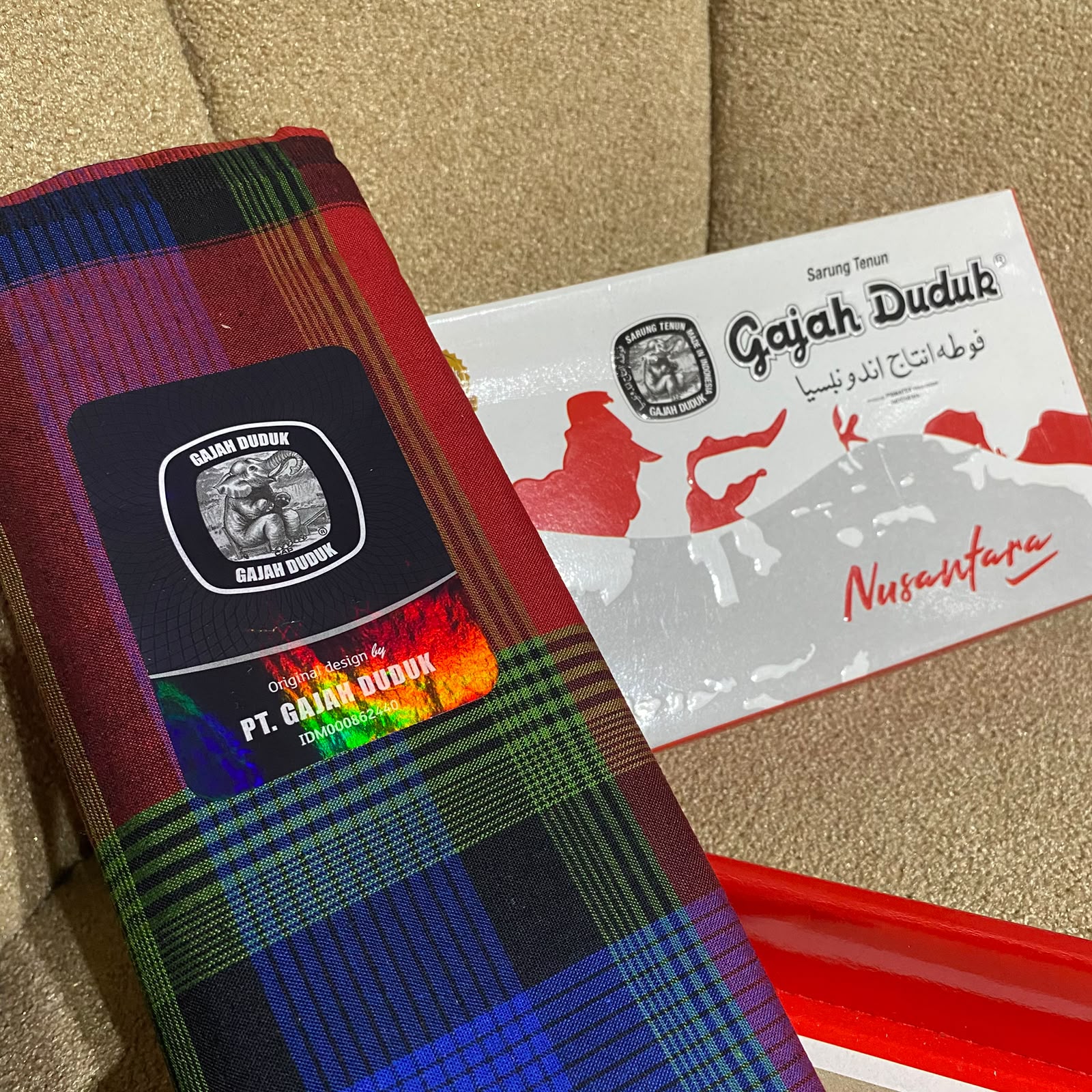 Sarung pria gajah  duduk