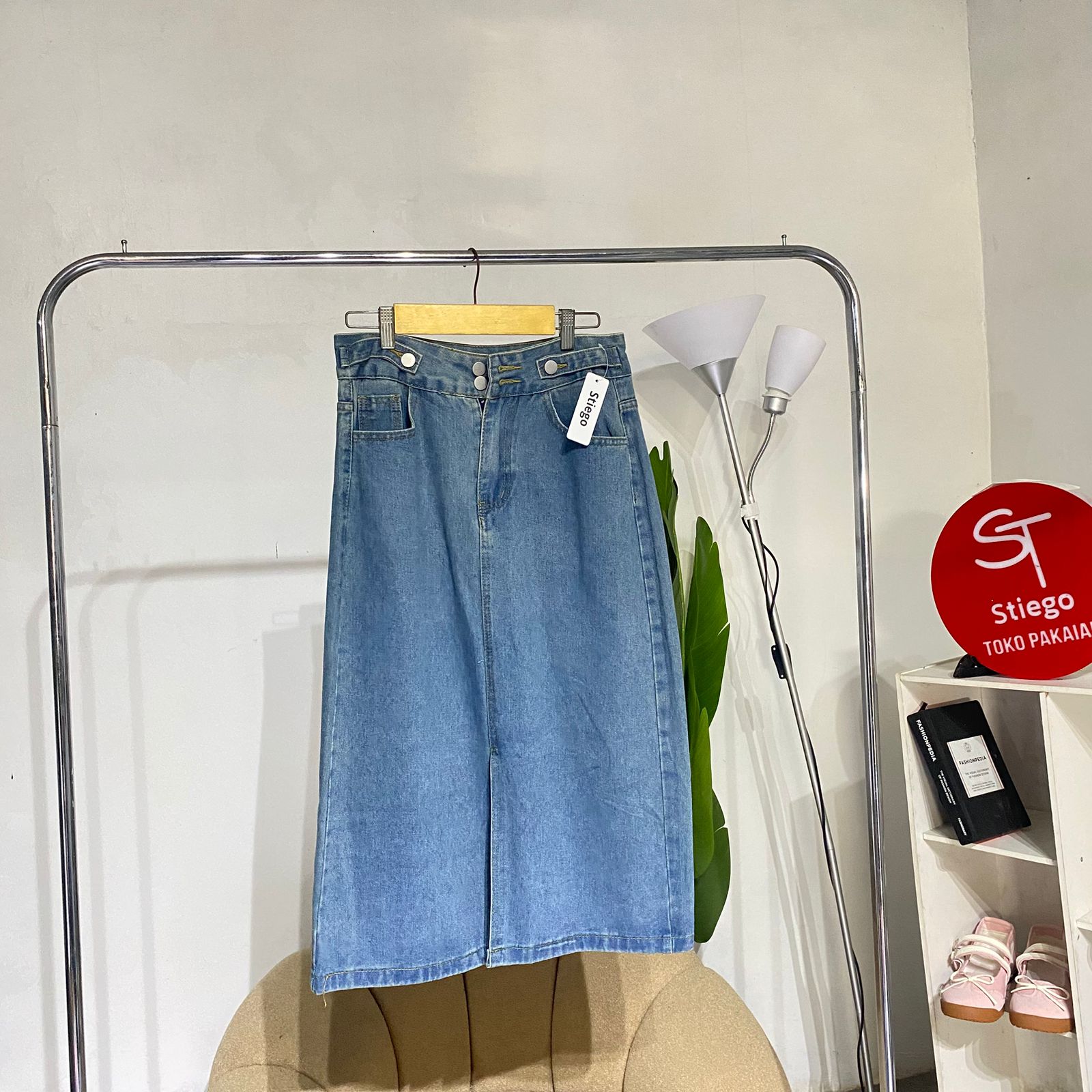 Rok jeans midi wanita blue 100