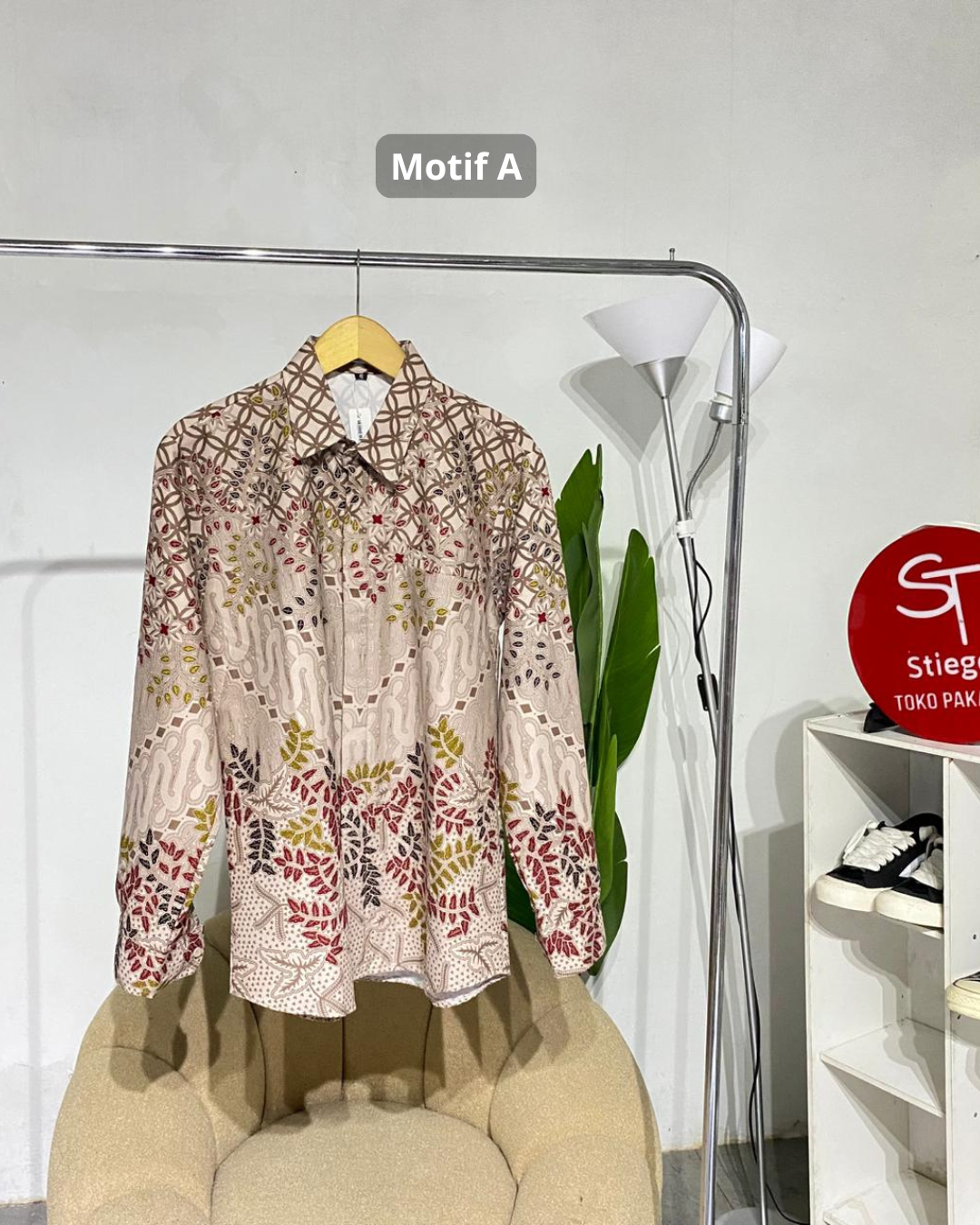 Kemeja batik lengan panjang pria  Persik