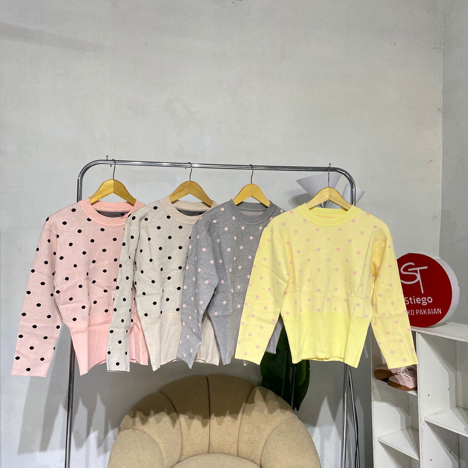 Atasan knit Reynata Crop Blouse Polkadot