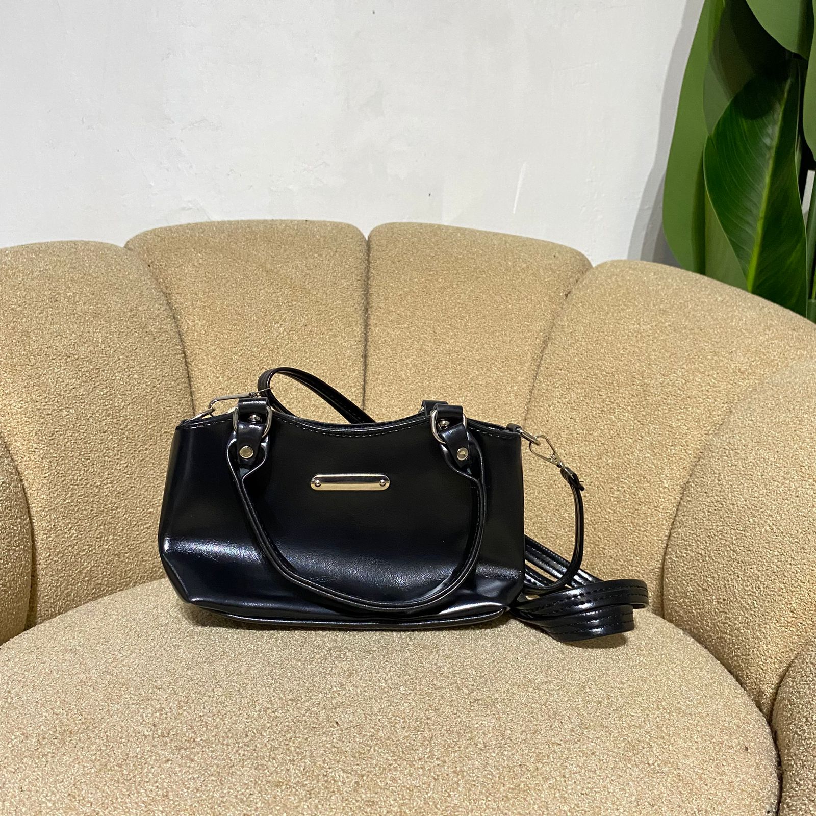 Tas selempang glosy  wanita