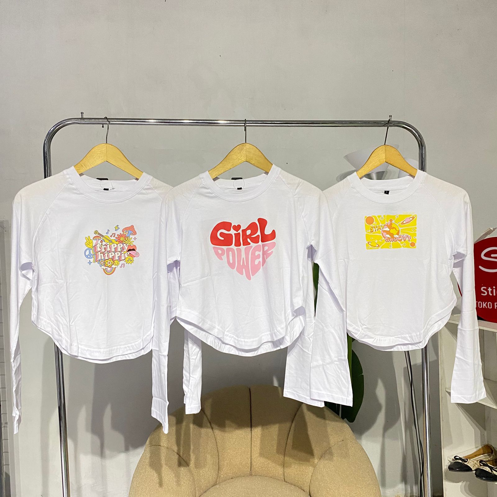atasan kaos crop u motif