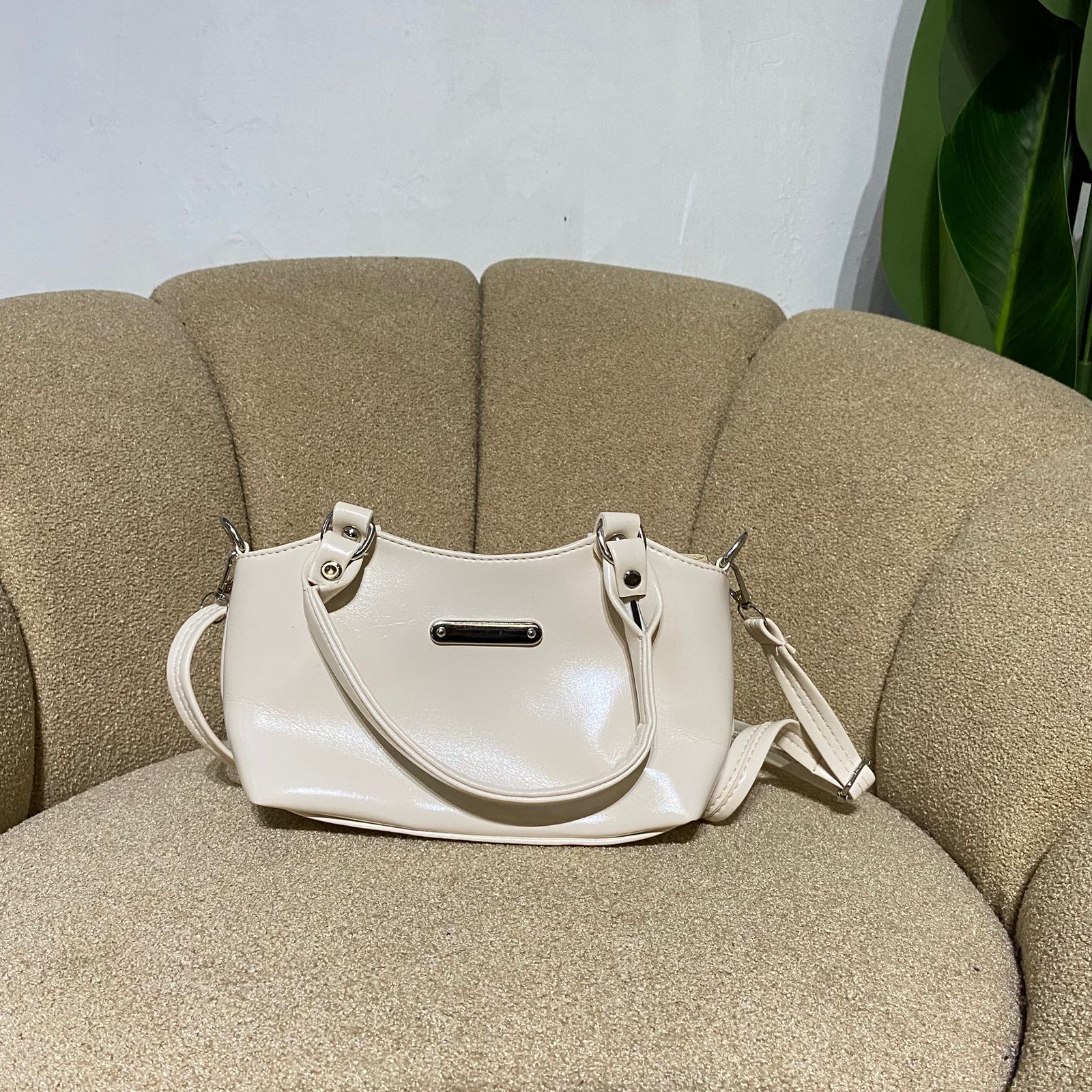 Tas selempang glosy  wanita