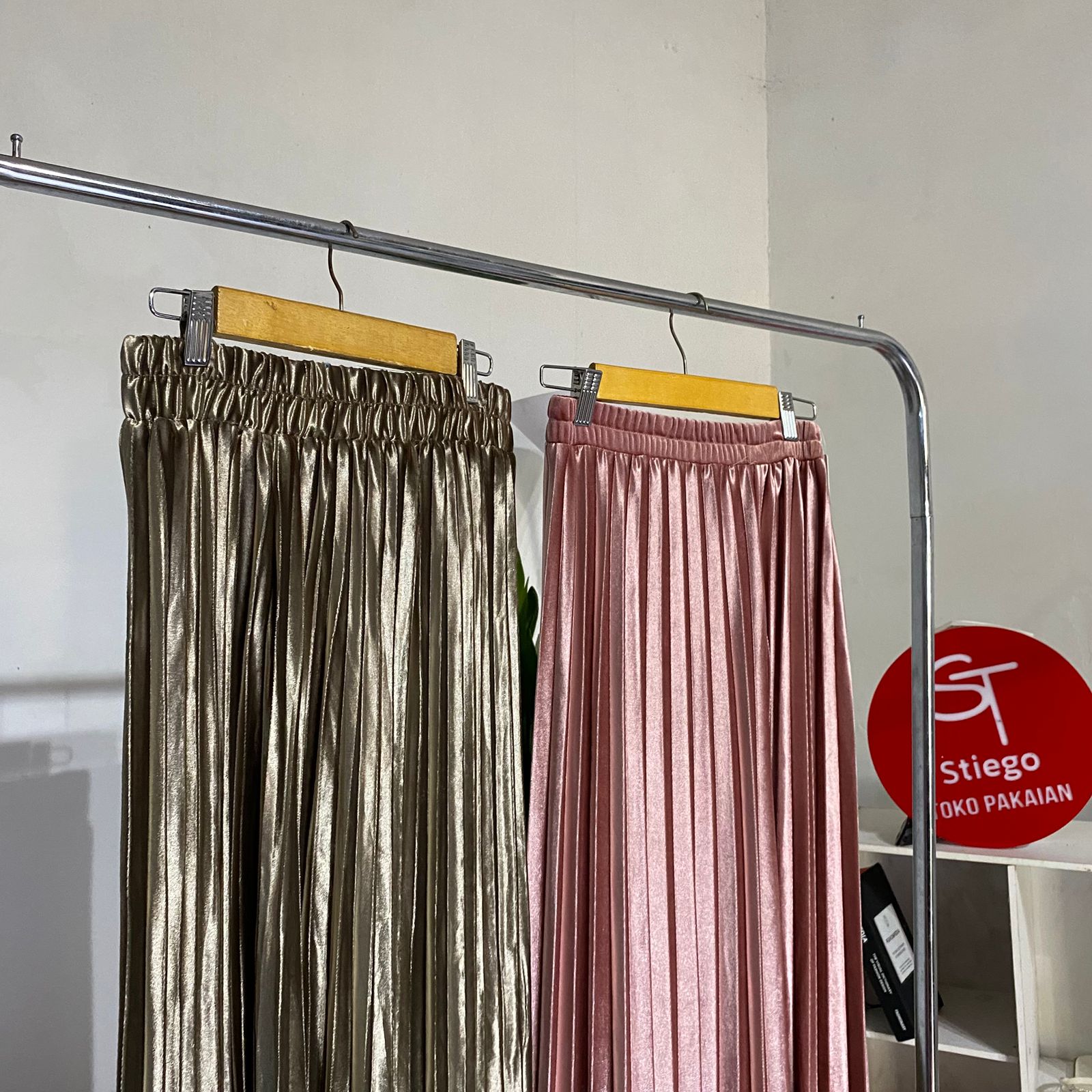 Rok wanita plisket bludru