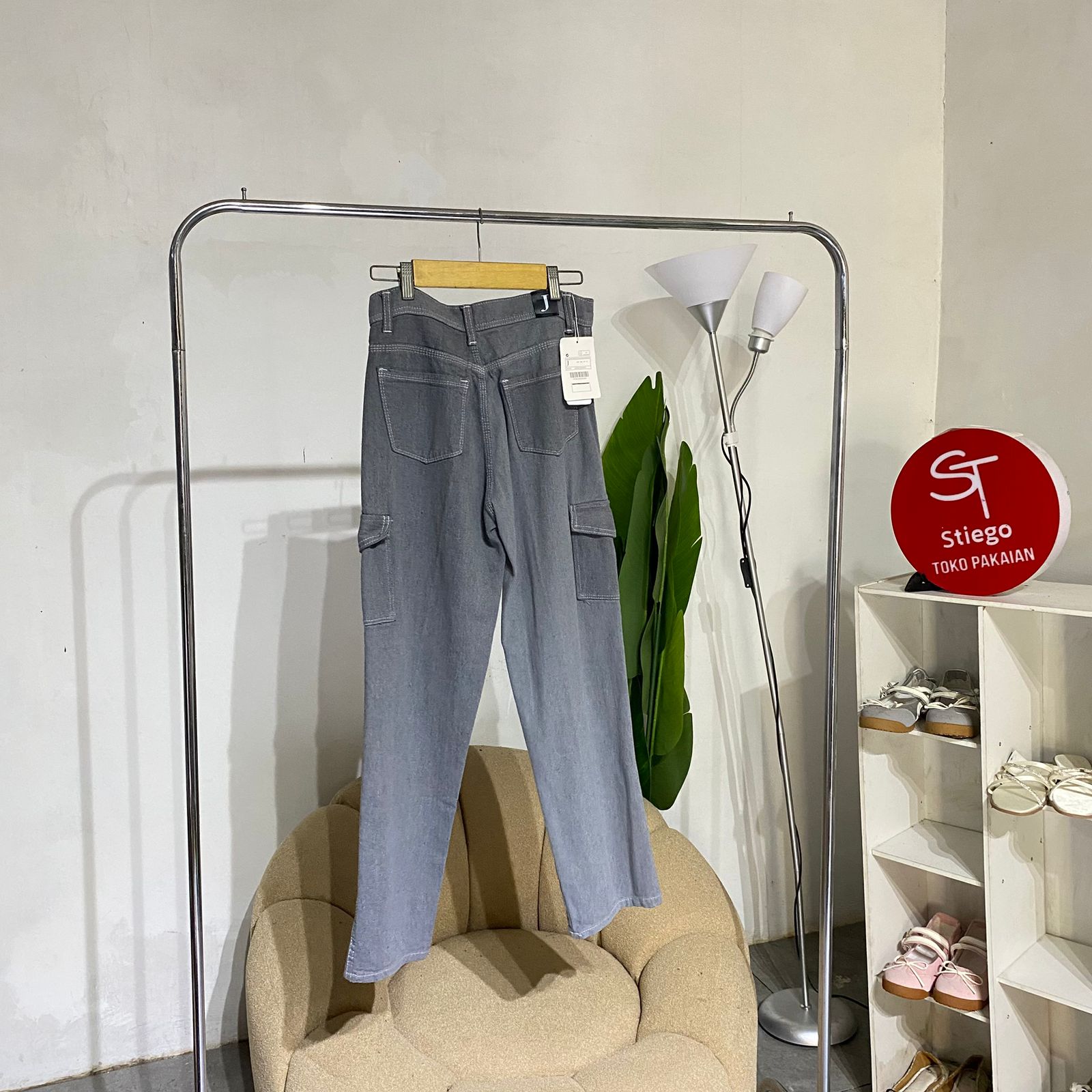 Celana wanita jeans cargo abu