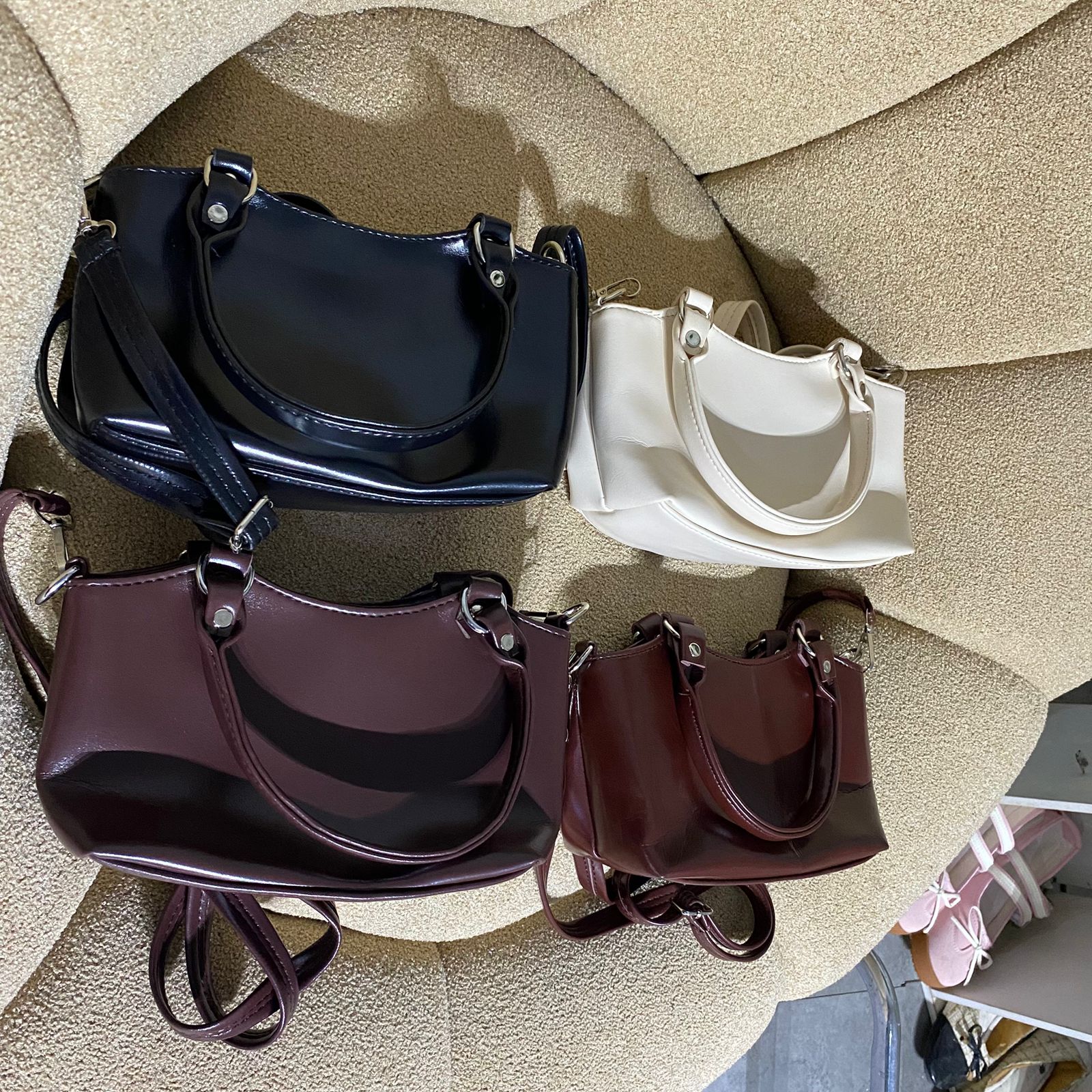 Tas selempang glosy  wanita