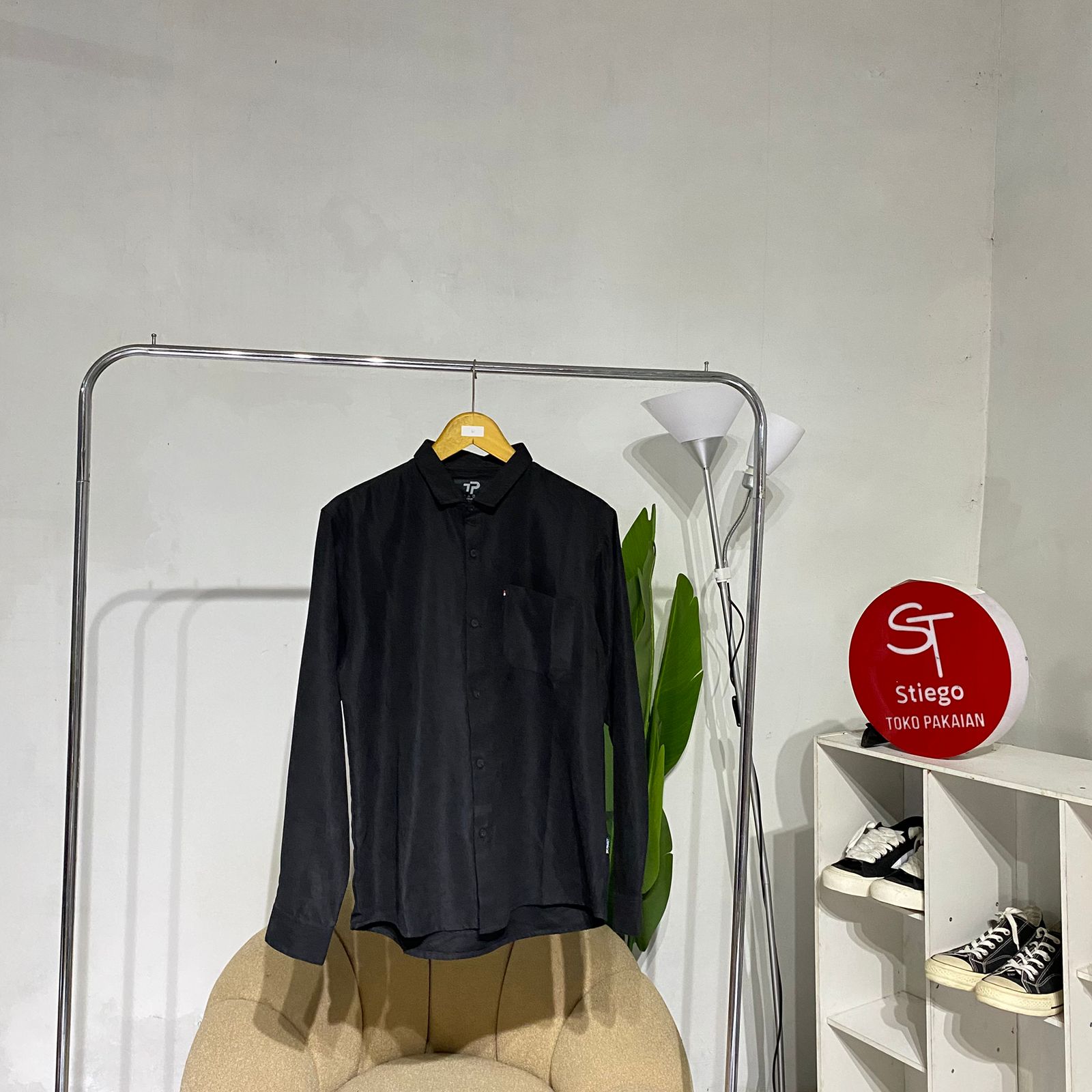 Kemeja corduroy polos lengan panjang pria