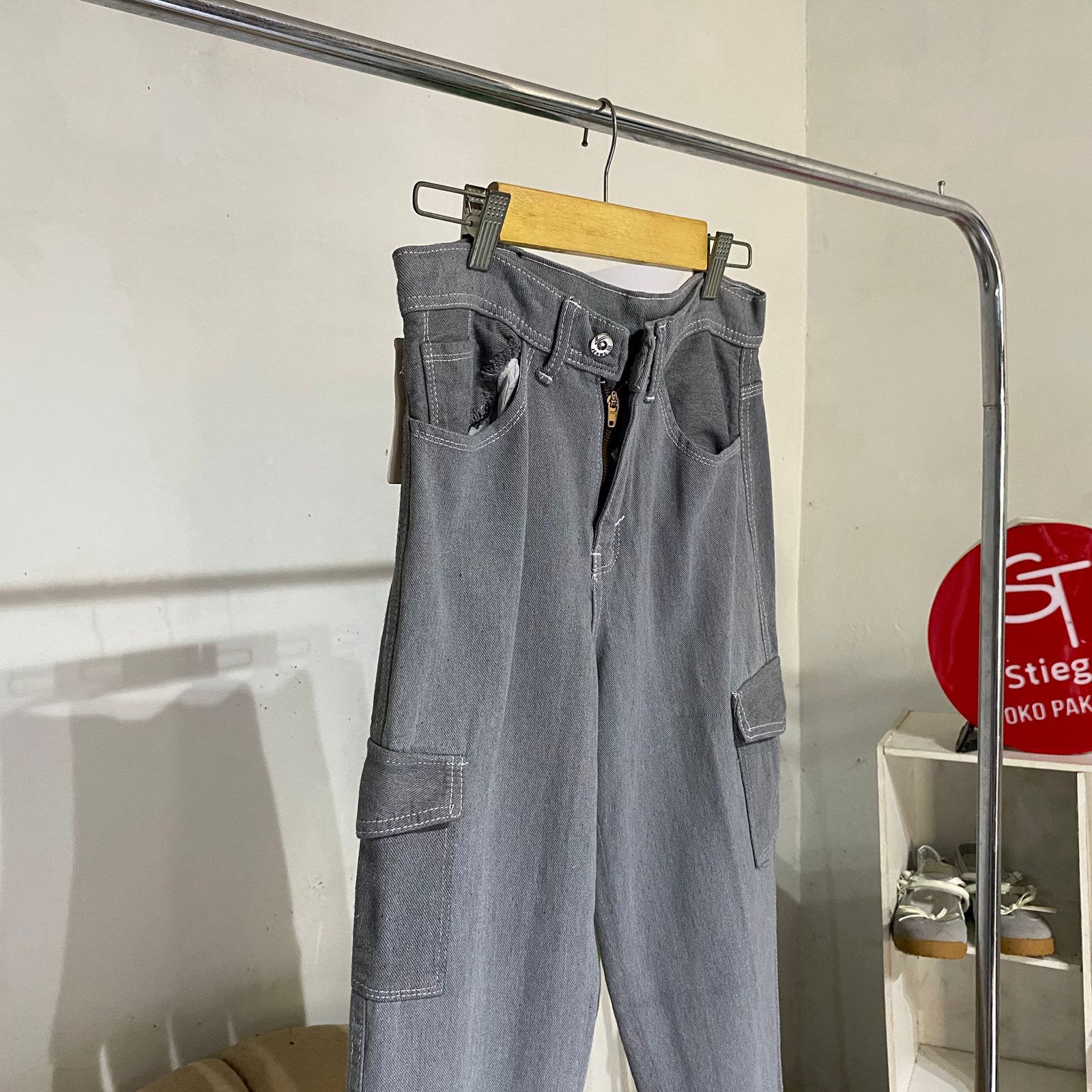 Celana wanita jeans cargo abu