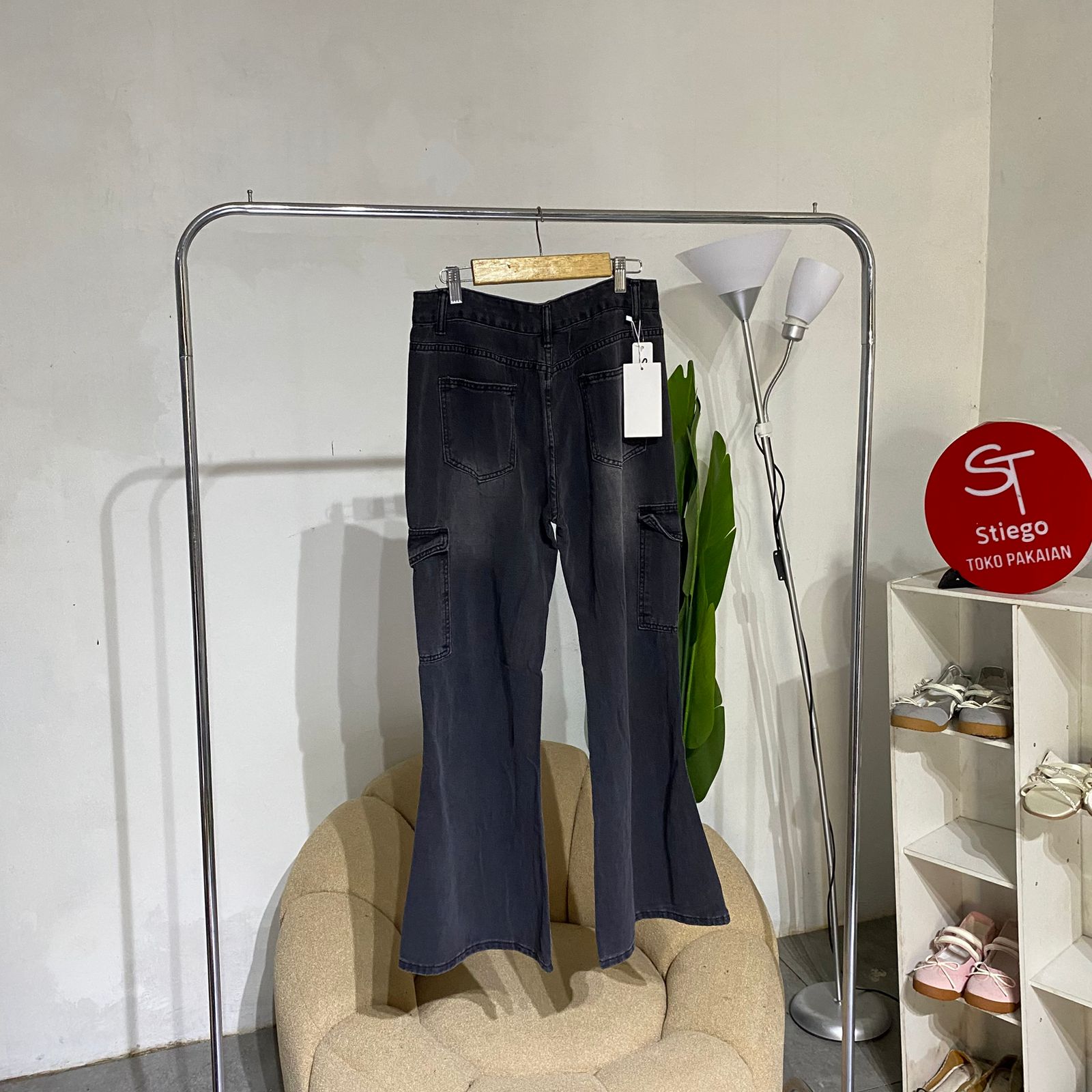 Celana wanita jeans cargo cutbray hitam whisker