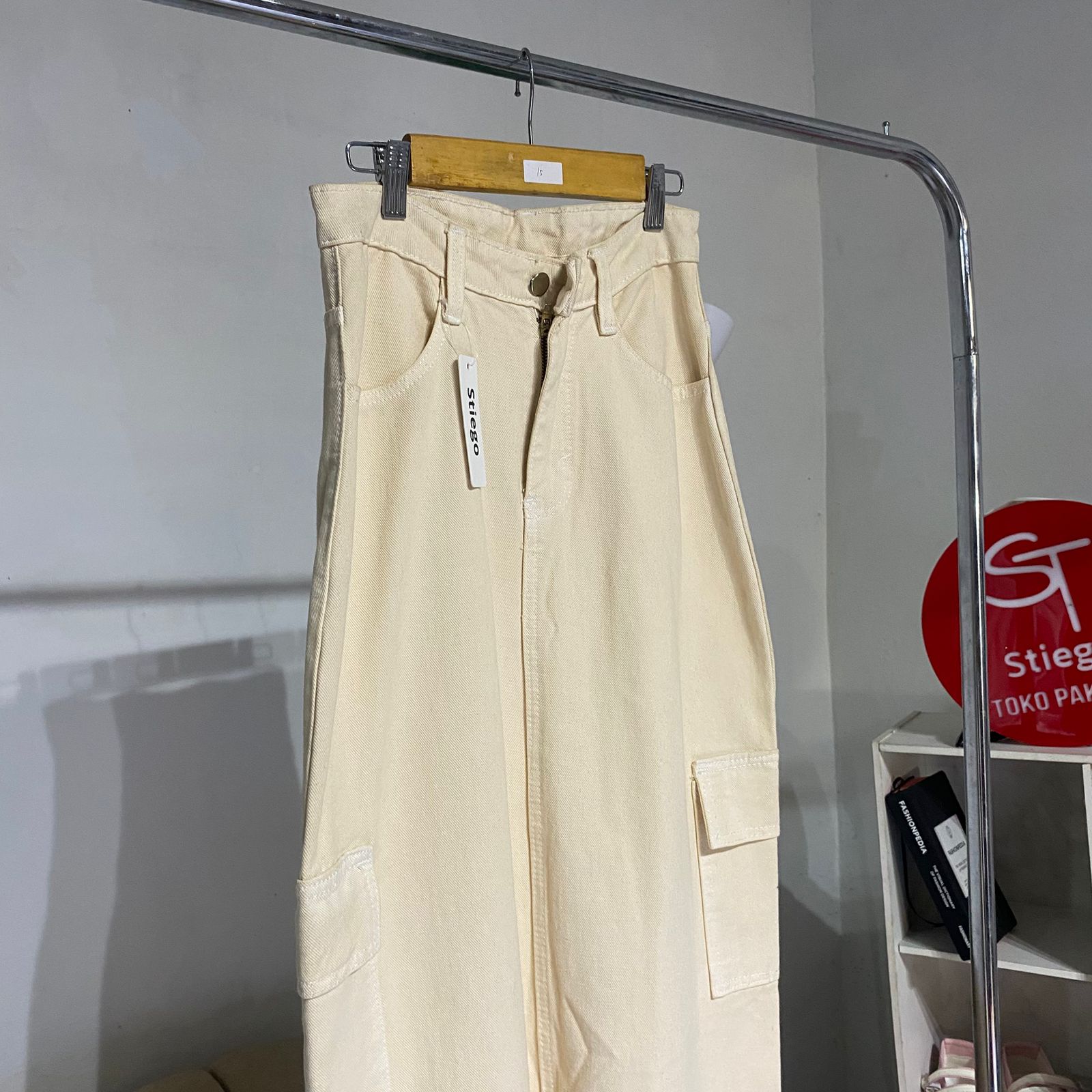 Rok jeans cargo cream wanita