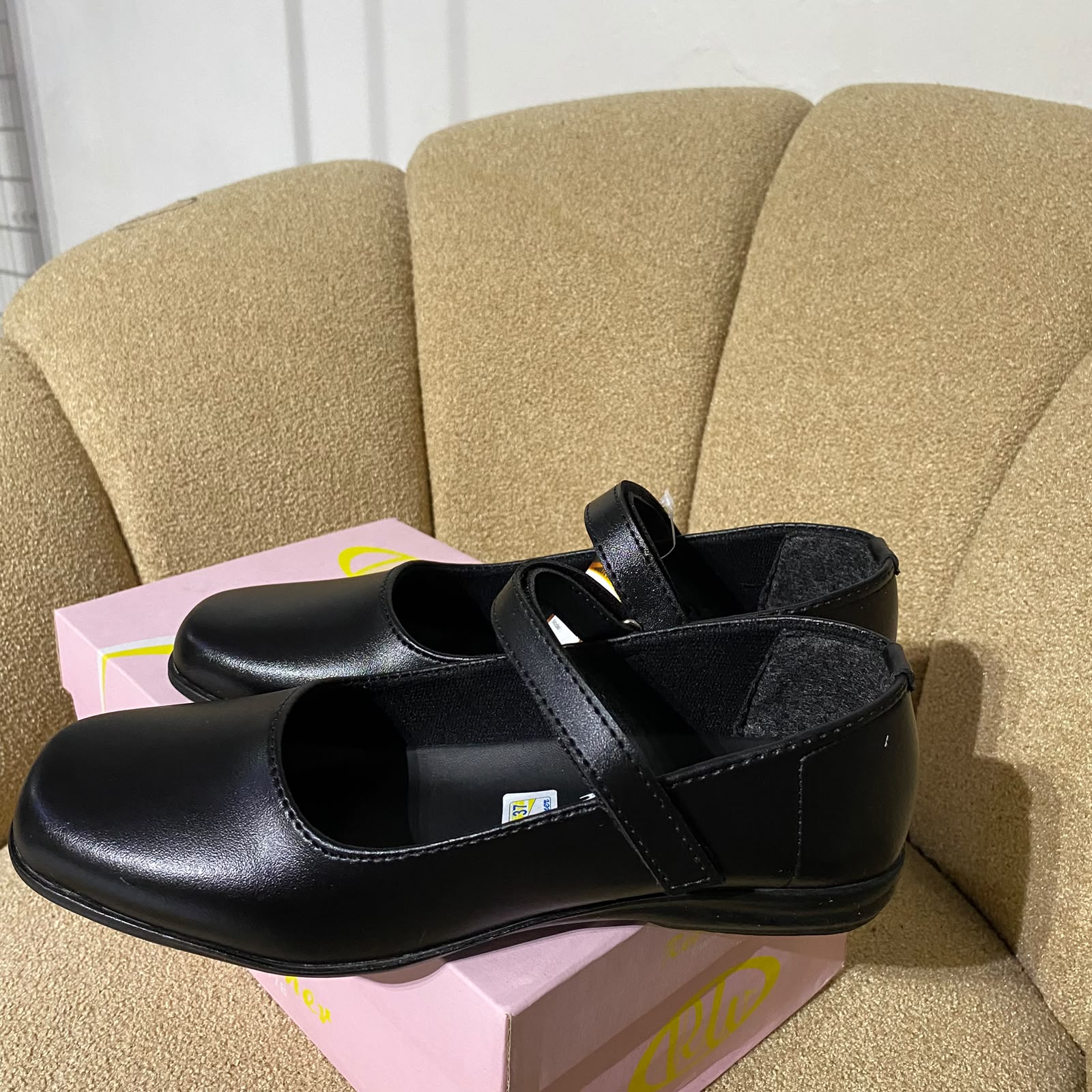 Sepatu pantopel wanita