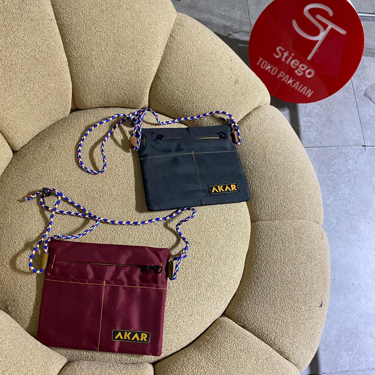 Tas selempang kecil akar