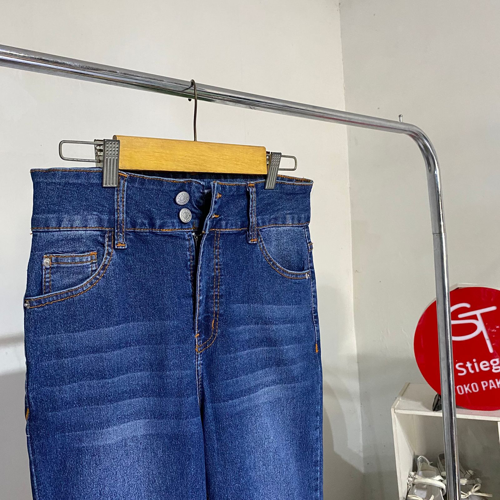 Celana wanita jeans cutbray biru scrube