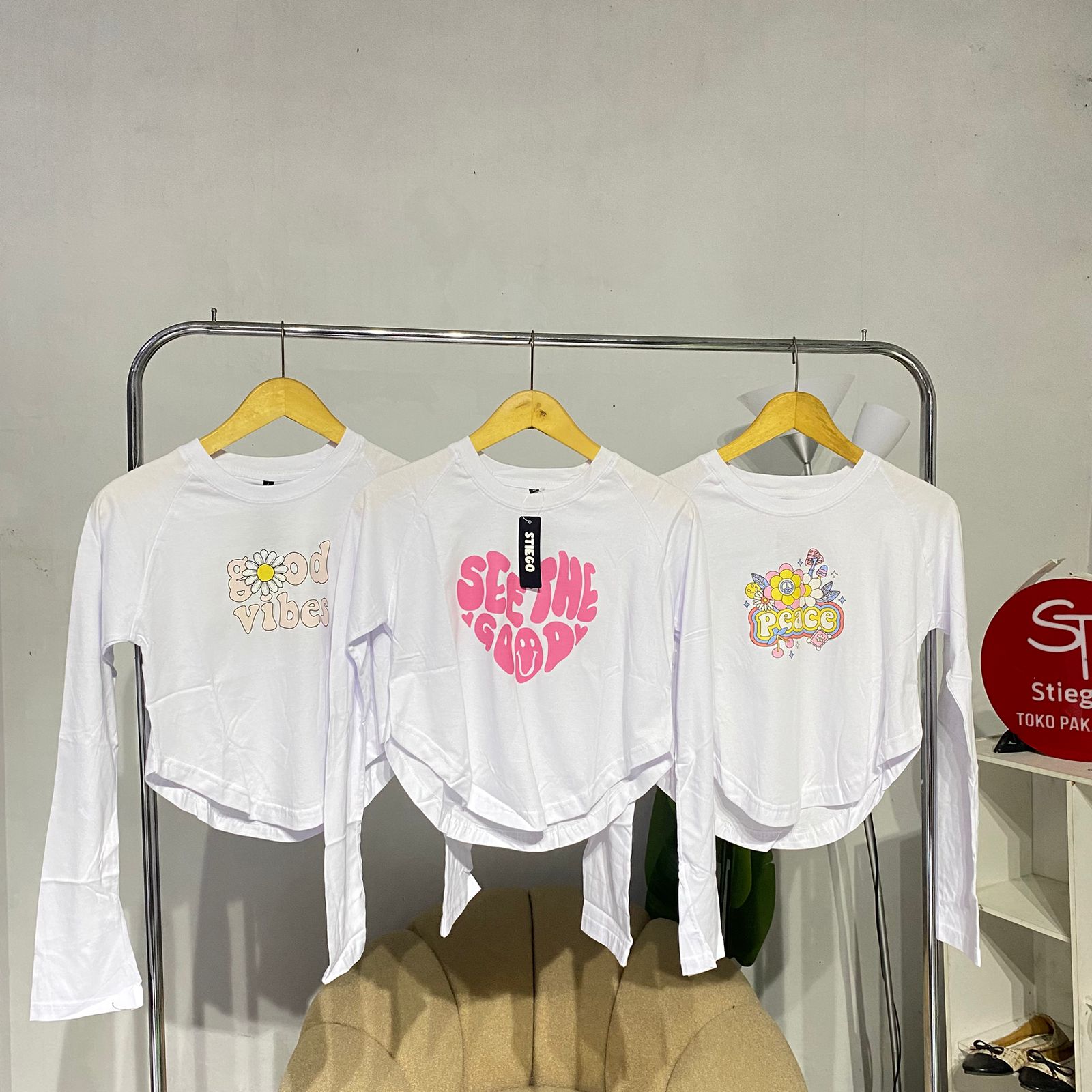 atasan kaos crop u motif