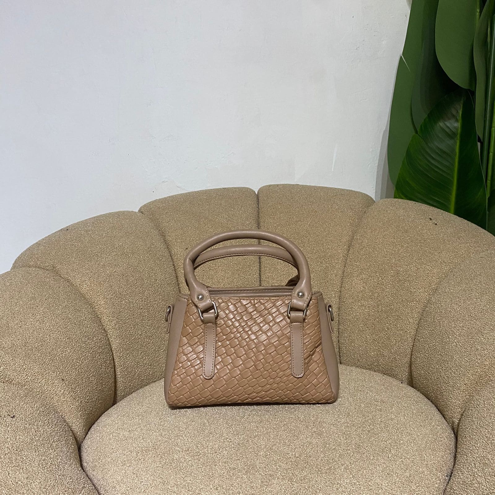 Tas slempang wanita Malika Anyam